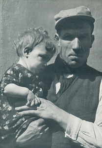 716627 Portret van Bart 'de Schelvis' de man van Marie 'Schellevis' uit de Achterstraat of Waterstraat in Wijk C te ...